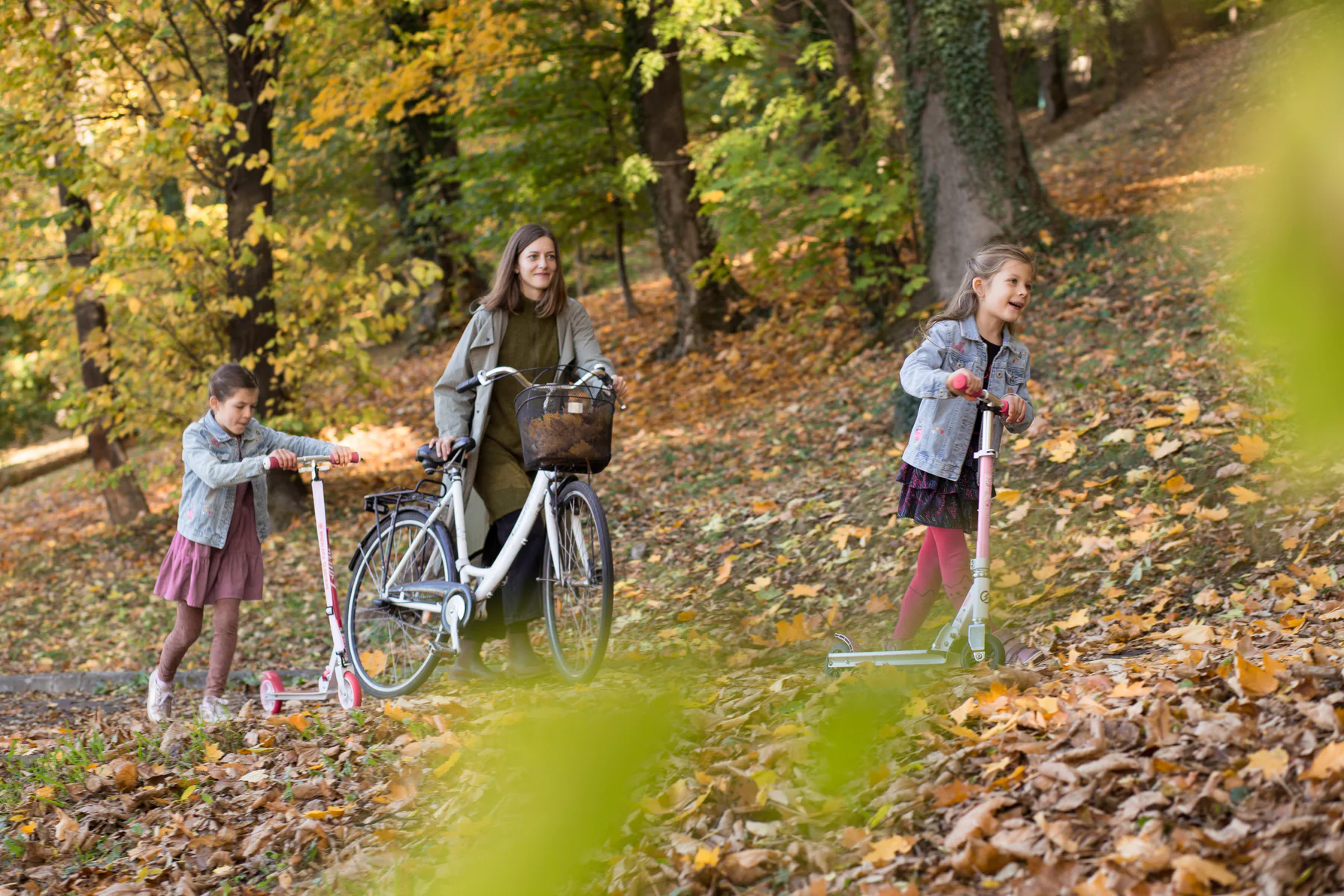 A family moment outdoors in autumnal Brașov 3