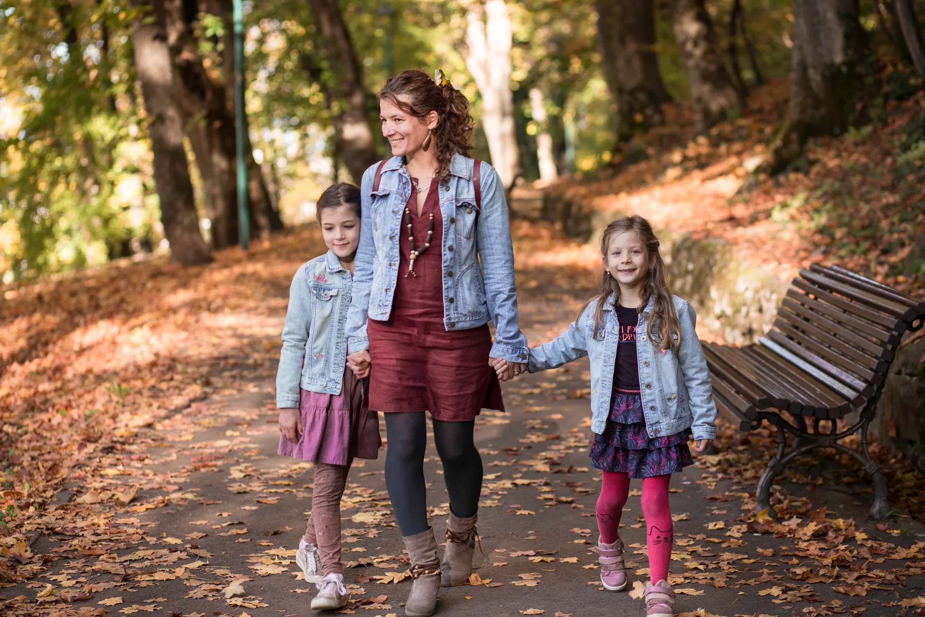A family moment outdoors in autumnal Brașov 4