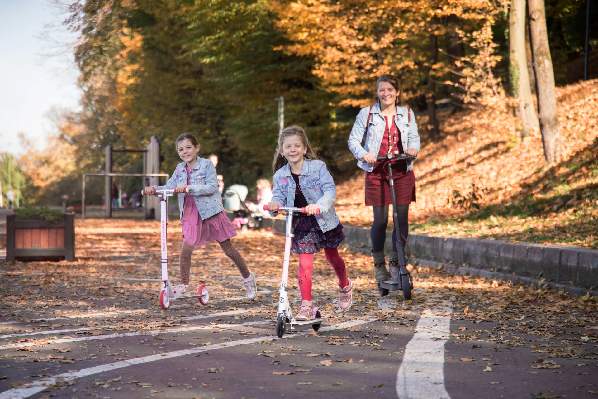 A family moment outdoors in autumnal Brașov 9