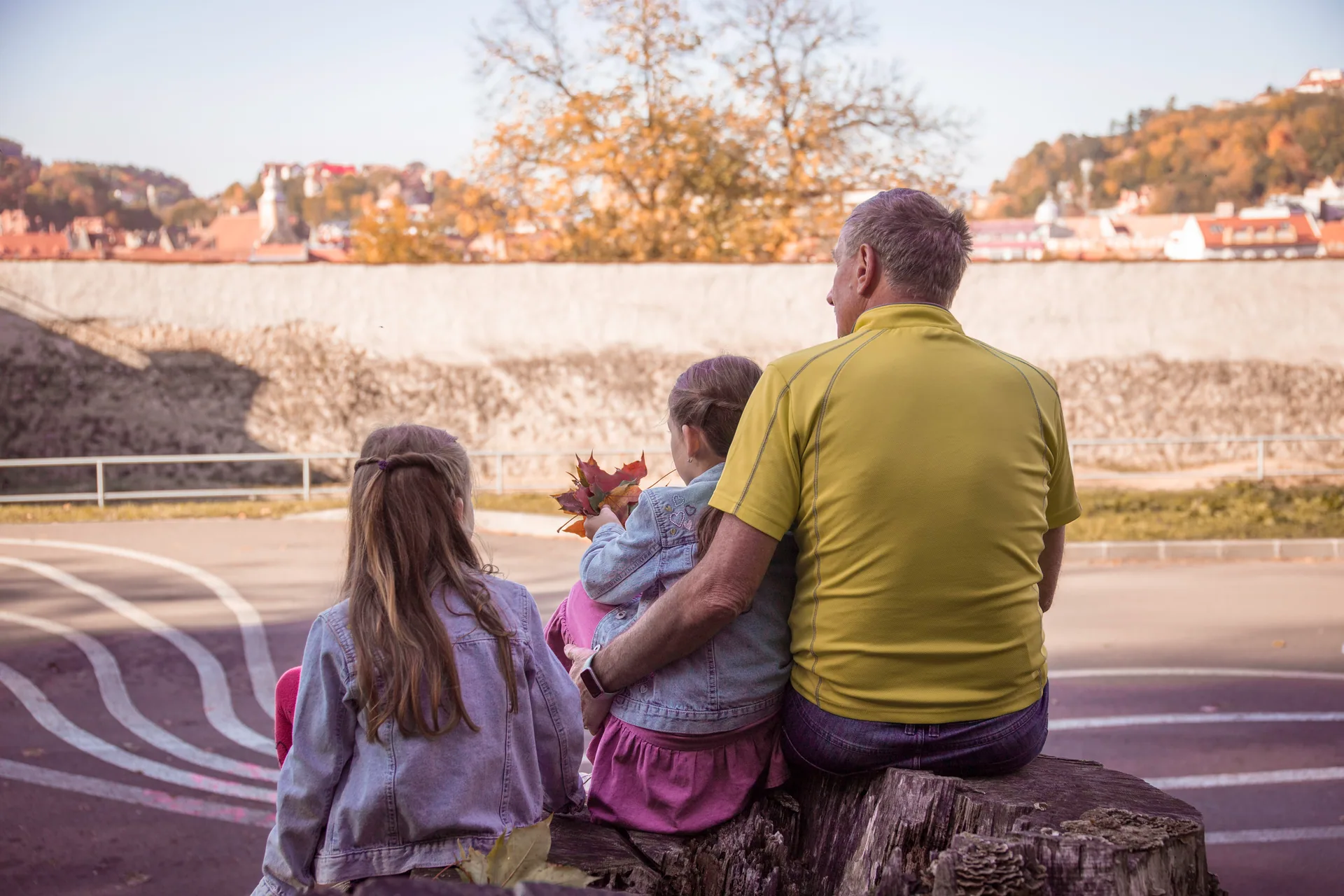 A family moment outdoors in autumnal Brașov 10